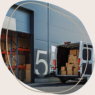 Ein Lieferwagen wird beladen