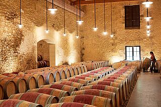 Weinfaesser des Weinkellers Mauvasin Barton