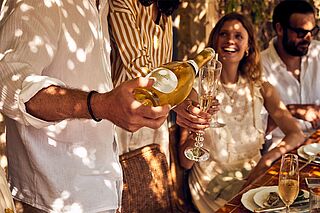 Alkoholfreier Wein wird ausgeschenkt