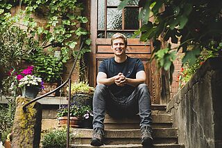 Winzer Dr. Wehrheim sitzt auf einer Treppe