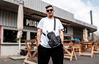 AskToni trägt die Bottle.Bag Flaschentasche