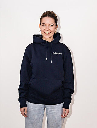 Frontalansicht von einer Frau mit Lobenbergs Hoodie