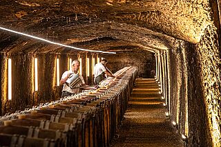 Mitarbeiter des Weinguts Clos Rougeard im Weinkeller