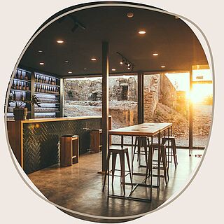 Gemütliche Atmosphäre in einem Verkostungsraum