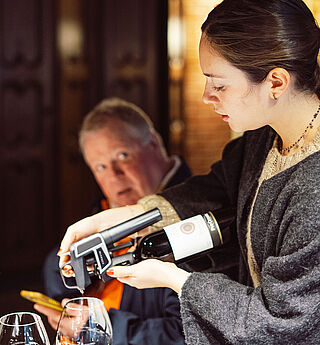 Heiner Lobenberg bei der Weinprobe