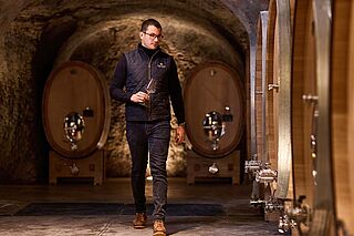 Kellermeister:in im Weinkeller Eisele Vineyard Kellermeister:in im Weinkeller Eisele Vineyard