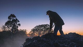 Neuseeland Weinanbau in der Nacht, Arbeiter, Kompost