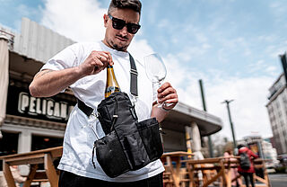 AskToni trägt die Bottle.Bag Flaschentasche