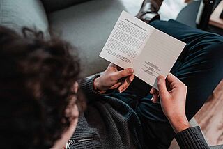 Ein Mann betrachtet seine Gutscheinkarte