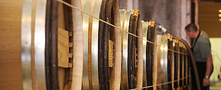 Weinfässer in einem Keller bei Château d’Yquem