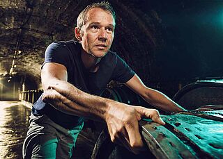 Weinregion Mosel Saar Ruwer Weinregion Mosel Saar Ruwer, Mann im Weinkeller