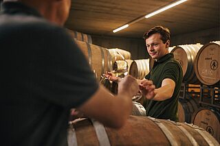 Weissweiverkostung im Weinkeller Kranz, umgeben von Weinfaessern Weissweiverkostung im Weinkeller Kranz, umgeben von Weinfaessern