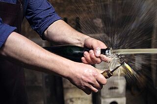 Degorgieren beim Weingut Krack