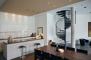 lichtdurchfluteter, heller Verkostungsraum des Weinguts Kranz mit Wendeltreppe im Hintergrund lichtdurchfluteter, heller Verkostungsraum des Weinguts Kranz mit Wendeltreppe im Hintergrund