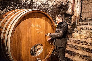 Montbourgeau im Weinkeller neben dem Fass