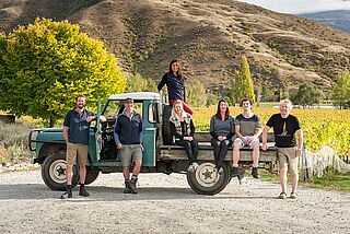 Winzer vor einem Berg in Neuseeland