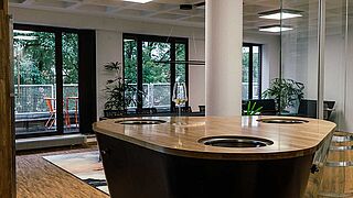 Blick in den Verkostungsraum bei Lobenbergs