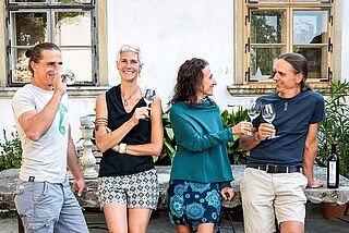 Winzerfamilie auf dem Weingut Ernst Triebaumer