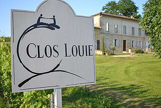 Weingut Clos Louie mit Weinfeld und Haus im Hintergrund Weingut Clos Louie mit Weinfeld und Haus im Hintergrund