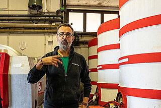 Brovia Winzer Portrait im Weinkeller