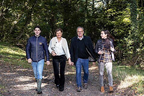 Winzerfamilie spaziert auf dem Weingut Roger Coulon