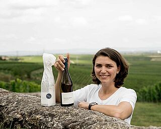 Gesine Roll mit ihrem Wein
