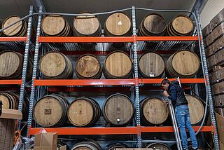 Weinfass-Lager beim Weingut Seckinger