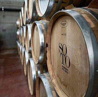 Weinfässer beim Weingut