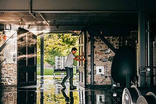 Winzer bei der Arbeit im Weinkeller Favia