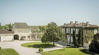 Weingut Prieure Lichine, bei blauem Himmel in Margaux