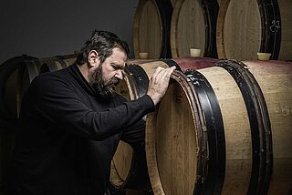 Winzer im Weinkeller der Domaine de Bellevue - Jérôme Bretaudeau