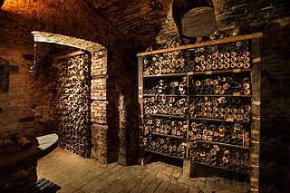 Fässer und Flaschen im Keller