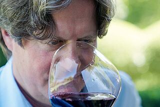 Eric Johannsen verkostet Rotweine auf dem Weingut La Crema