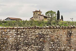 Weingut Berlucchi hinter einer Steinmauer