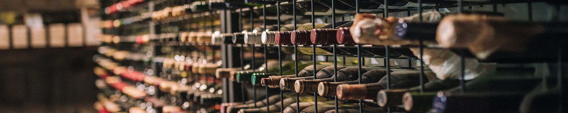 Weinflaschen in einem Weinkeller