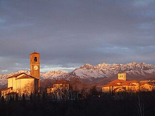 Schneebedeckte Berge bei Sonnenuntergang