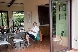 Heiner Lobenbergs bei einer Weinverkostung auf dem Weingut Grattamacco Heiner Lobenbergs bei einer Weinverkostung auf dem Weingut Grattamacco
