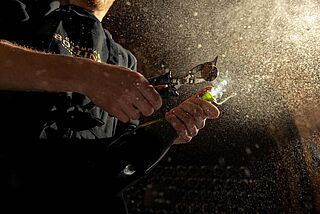Eine Flasche Champagner wird entkorkt