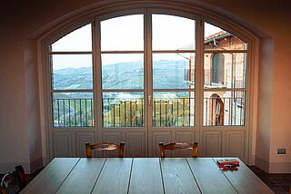 Ausblick auf das Weingut Cascina Penna-Currado durch ein Fenster