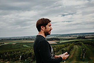 Winzer auf dem Weinfeld Kolfok