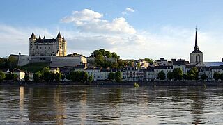 Blick auf das Château de Saumur und die Loire