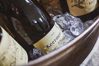 Keermontwein in einem Behälter mit Eiswürfeln