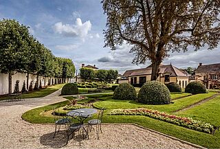 Angelegter schöner Garten vom Weingut