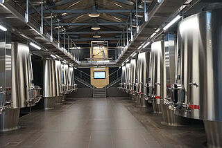 Balestard La Tonnelle Weinkeller mit Stahltanks