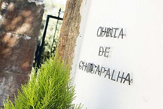 Weinguts-Name auf der Wand