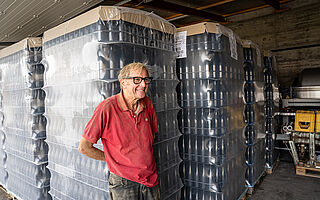 Walter Massa Portrait vor Weinflaschen