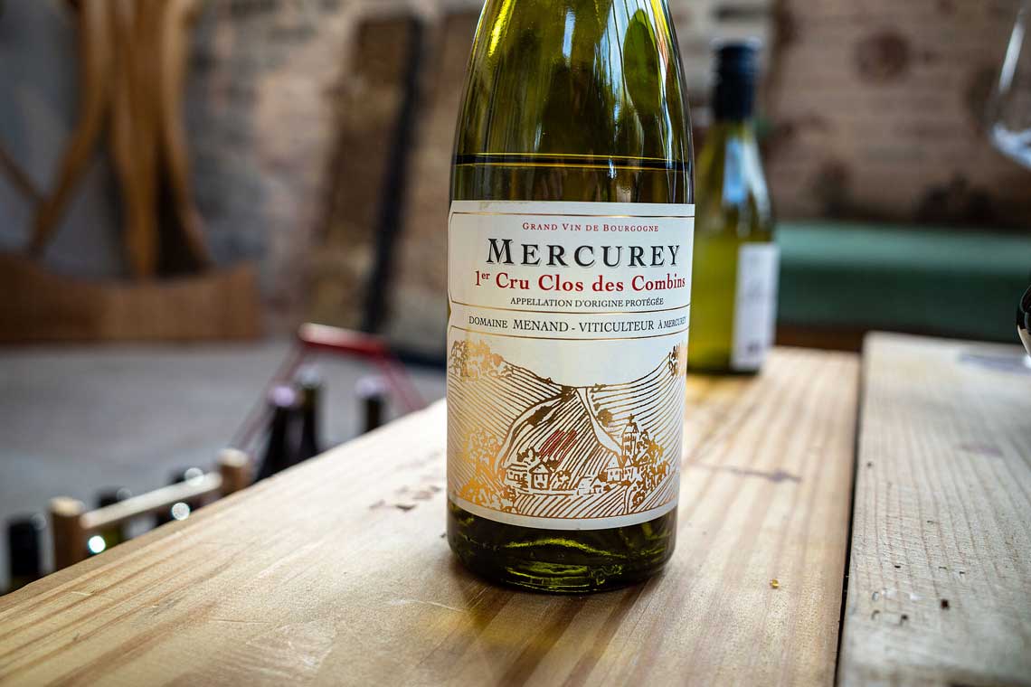 Weinfalsche von Domaine Menand auf einem Holztisch