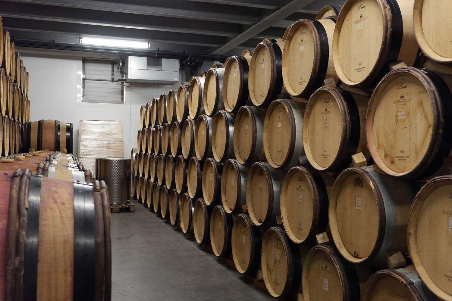 Weinfaesser der Domaine Stéphane Ogier